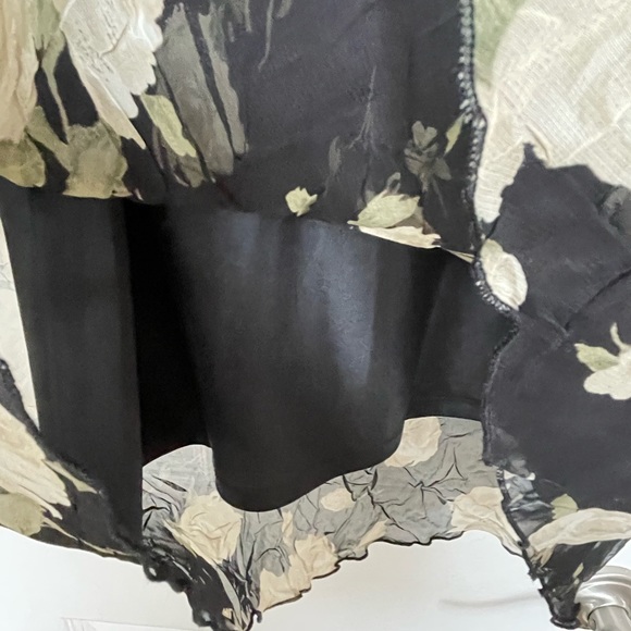 Beautiful floral skirts ,has lining the top of skirts is stretchy - Picture 6 of 9